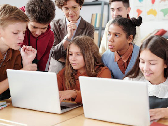 Adapting to Change: How Tech Literacy is Blending with Modern Education
