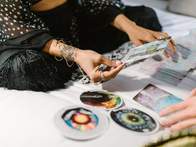 Using Psychic Readings to Navigate College Life and Career Choices